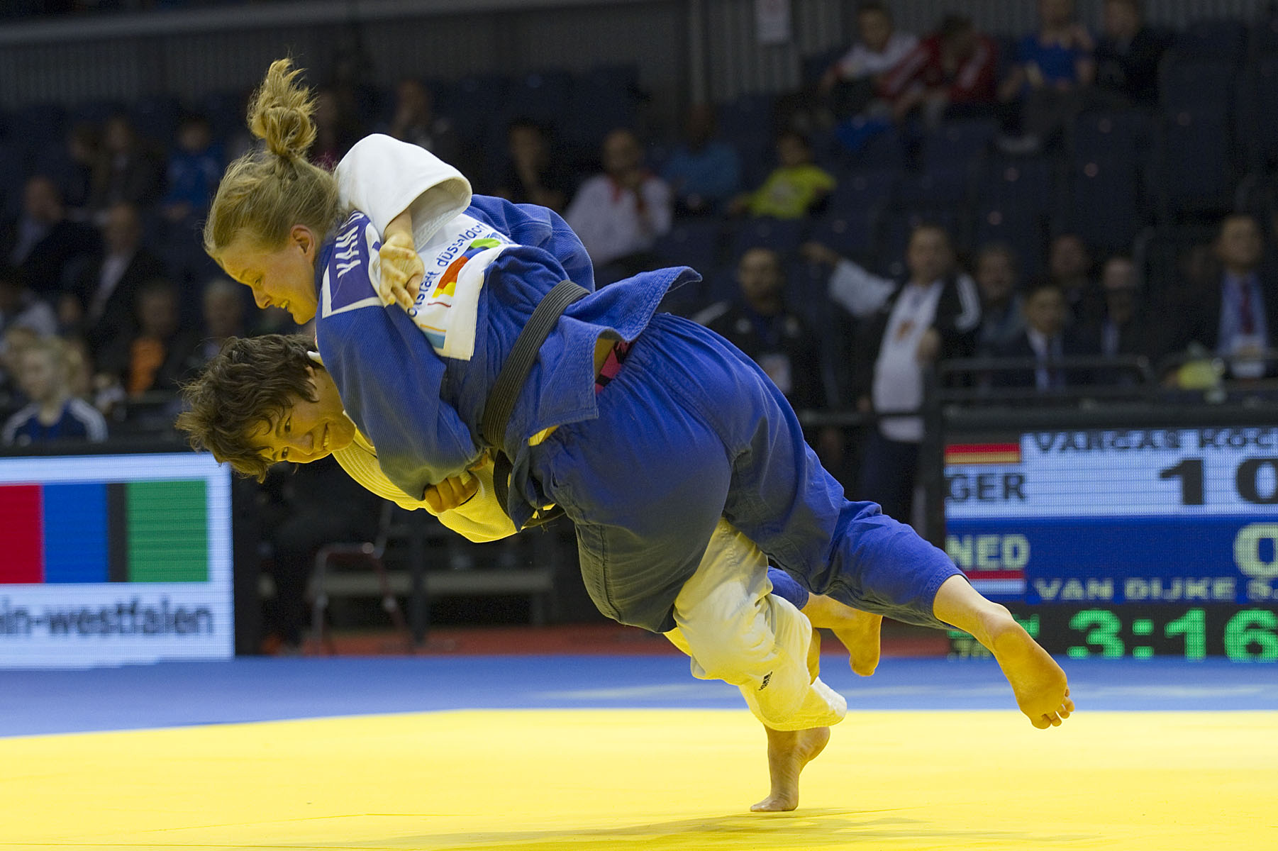 Sanne van Dijke (NED) vs Laura Vargas Koch (GER)
