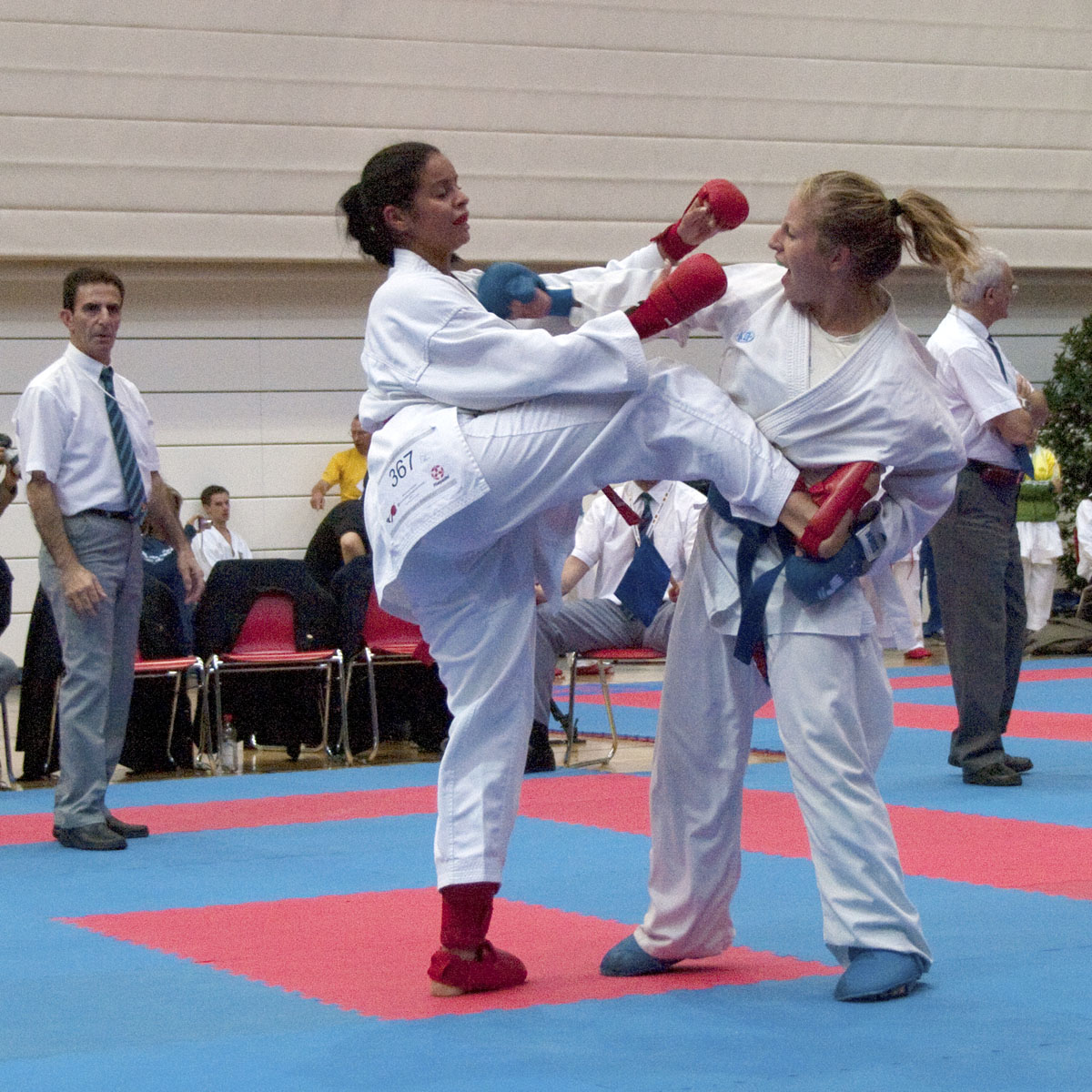 Hanina Berrouba (KARATEDO BOND NEDERLAND, NED) vs Lydie Chantry (KARAT CLUB DE COND, FRA)