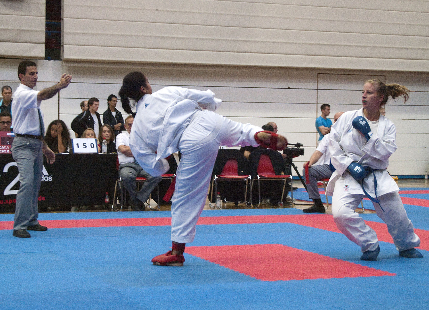 Hanina Berrouba (KARATEDO BOND NEDERLAND, NED) vs Lydie Chantry (KARAT CLUB DE COND, FRA)