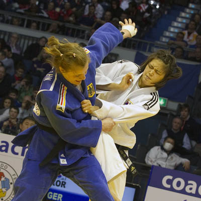 Claudia Malzahn (GER) vs Da-Woon Joung (KOR) im Halbfinale des Judo Grand Prix Düsseldorf 2012