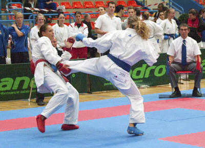 Alisa Buchinger (sterreichischer Karatebund, AUT) vs Eva Zwaneveld (VAN HELLEMOND SPORT, NED)